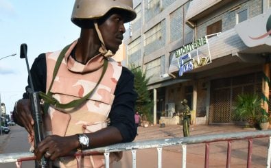 Ein Soldat in Ouagadougou (Burkina Faso) sichert den Anschlagsort. Foto: Sia Kambou | AFP
