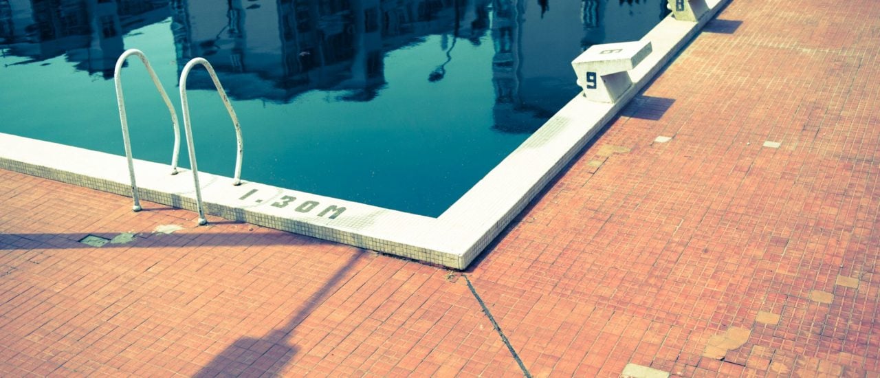 Keine Menschen, kein Problem. Wer jedoch Personen ohne Einwilligung in Schwimmbädern fotografiert oder filmt, der könnte ein Problem bekommen. Foto: Wuhan / 武汉 | The black of the pool CC BY-SA 2.0 | Tauno Tõhk / flickr.com