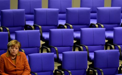Angela Merkel auf der Besuchertribüne des deutschen Bundestages. Foto: Tobias Schwarz | AFP