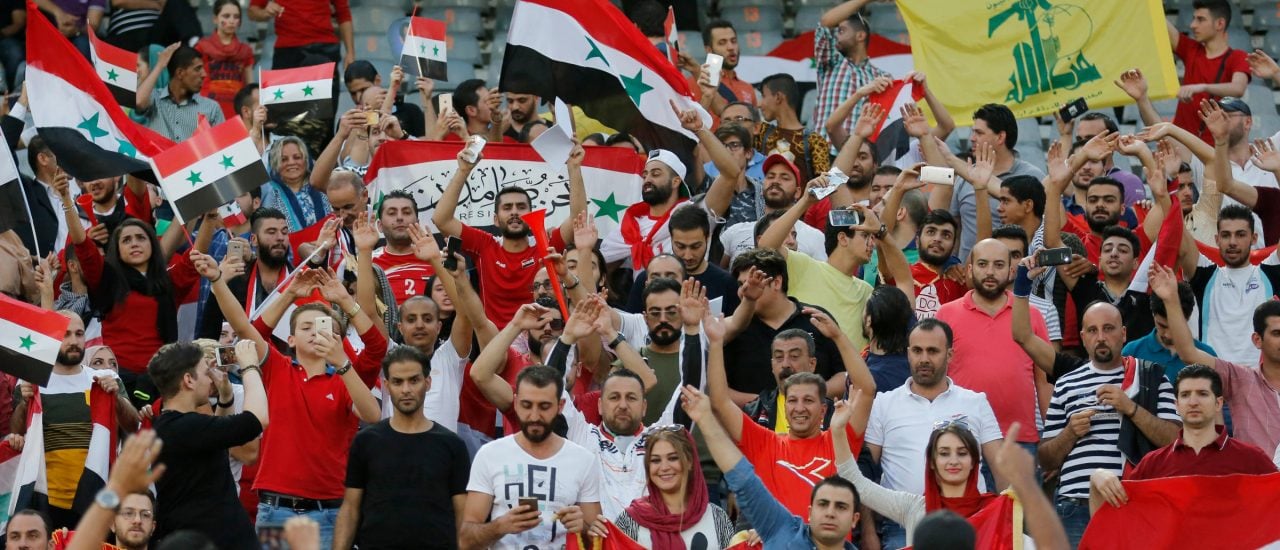 Syrische Fans unterstützen ihre Mannschaft bei der WM-Qualifikation in Teheran. Foto: Atta Kenare | AFP