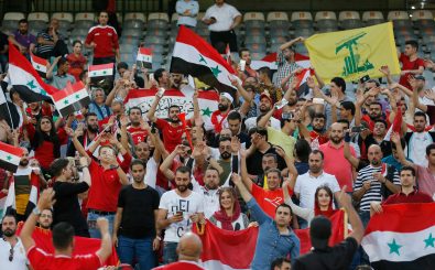 Syrische Fans unterstützen ihre Mannschaft bei der WM-Qualifikation in Teheran. Foto: Atta Kenare | AFP