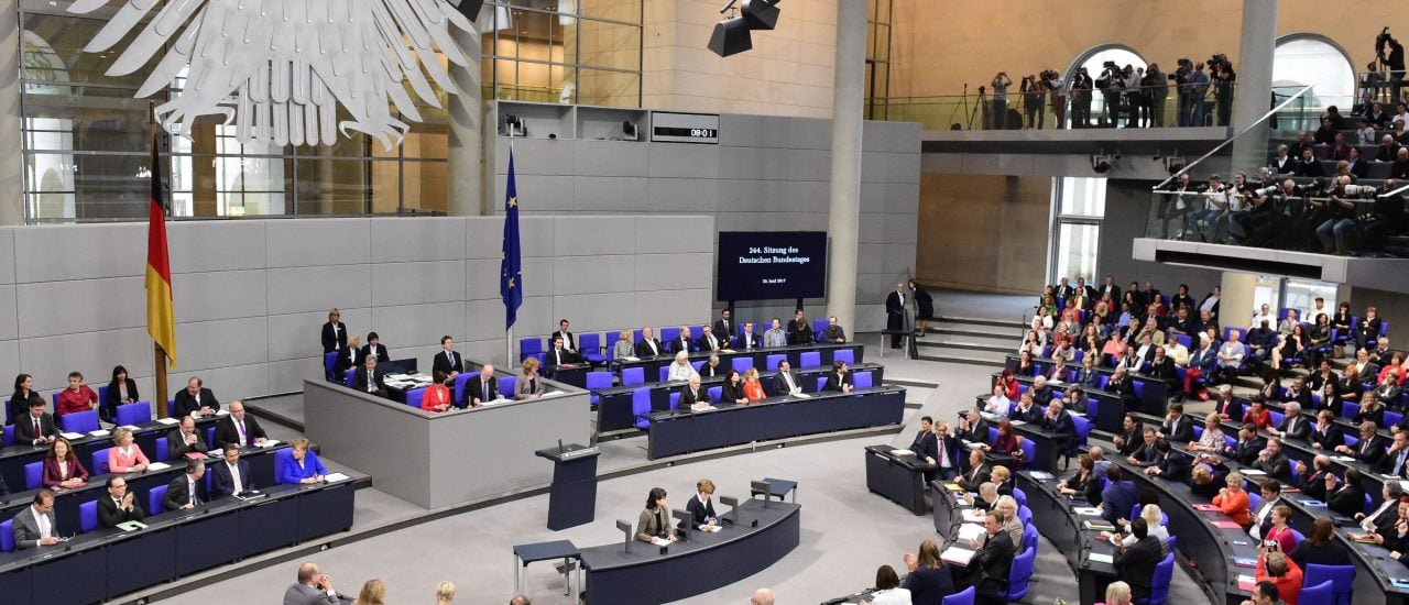 Auch wenn der Bundestag nicht immer so voll sein wird wie hier: Es wird spannend zu sehen, wo die Abgeordneten der AfD sitzen werden. Foto: Tobias Schwarz | AFP