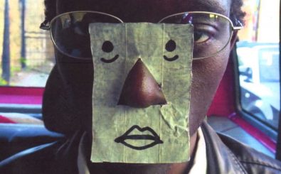 Für den Banküberfall maskieren sich die Räuber beim Musikvideo zu Delta von Mount Kimbie mit „Papiermasken“. Foto: Screenshot | youtube.com
