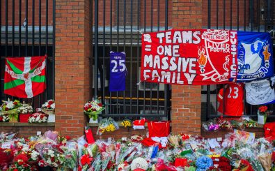 Mit Blumen und Trikots gedenken Liverpool-Fans der 96 Opfer, die am 15. April 1989 gestorben sind. Foto: 2014-04 UK – Easter 100 CC BY-SA 2.0 | Edmund Gall / flickr.com