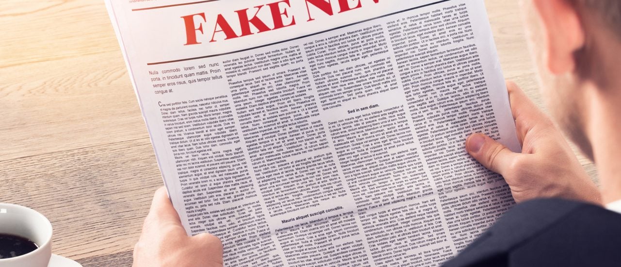 „CORRECTIV“ und „First Draft“ sagen den Fake News den Kampf an. Foto: Fake News – Person Reading Fake News Article | CC BY 2.0 | Mike MacKenzie / flickr.com