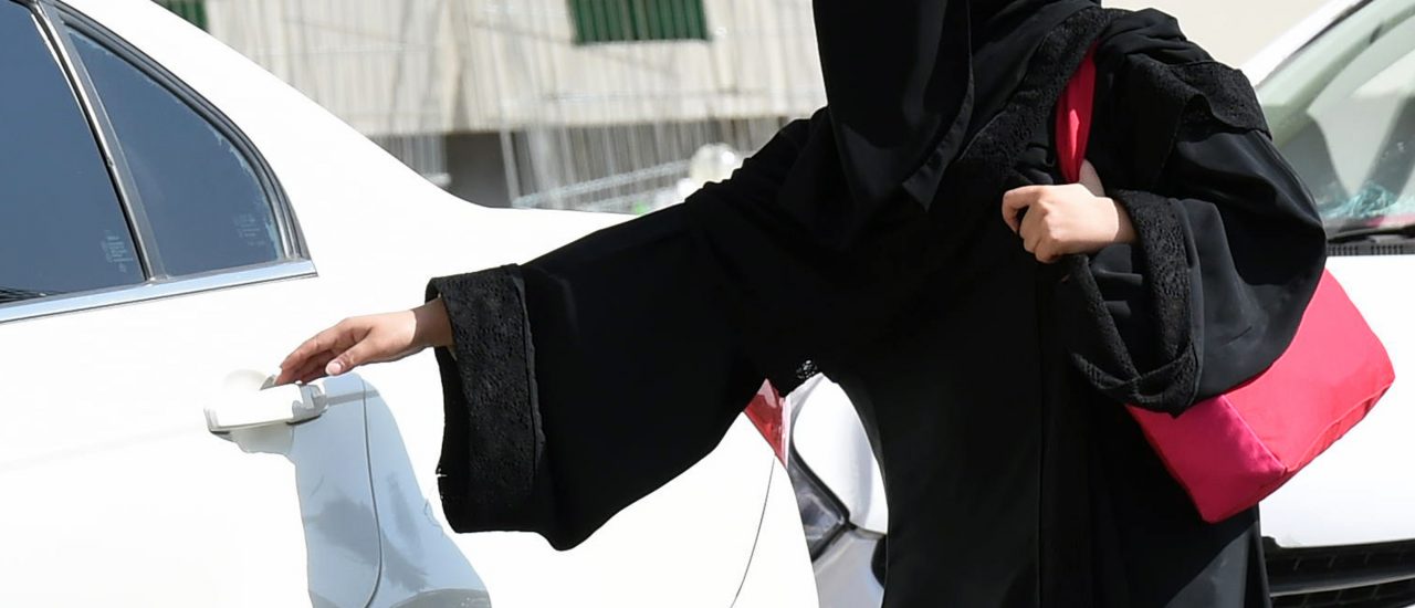 Bald dürfen Frauen in Saudi-Arabien selbst hinterm Lenkrad sitzen und sind nicht mehr auf Mann oder Taxi angewiesen. Foto: Fayez Nureldine | AFP
