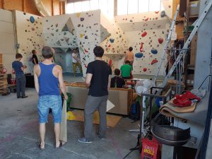 Junge Leute in Greifswald haben einen Verein gegründet und sich ihre eigene Boulderwand gebaut. Die soll noch größer werden, denn der Platz reicht für die vielen Interessierten nicht mehr aus. 