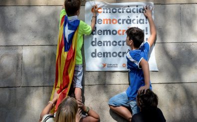 Kinder hängen Plakate für das Unabhangigkeitsreferendum in Barcelona auf. Foto: AFP | Josep Lago