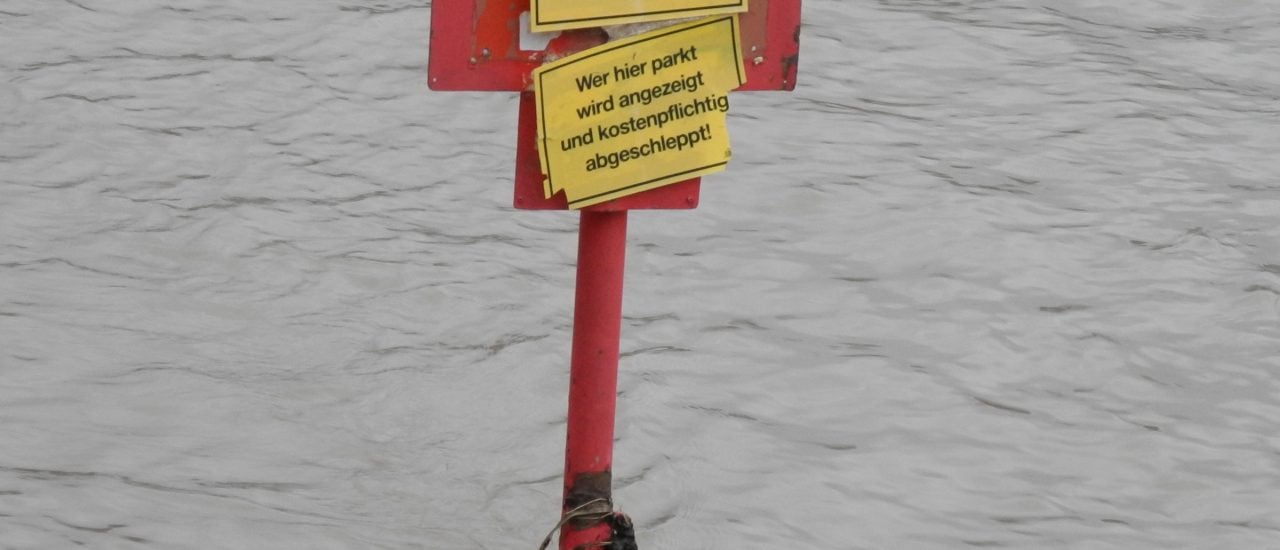 Für Manche ist es lustig. Für die Betroffenen des Hochwassers wohl eher nicht. Foto: Parken verboten | Jodage / flickr.com | CC BY-ND 2.0