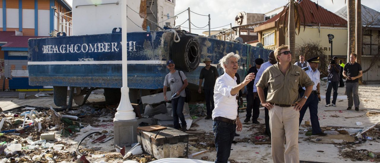 Willem-Alexander schaut sich die Zerstörung in der Karibik an. Foto: Vincent Jannink | AFP