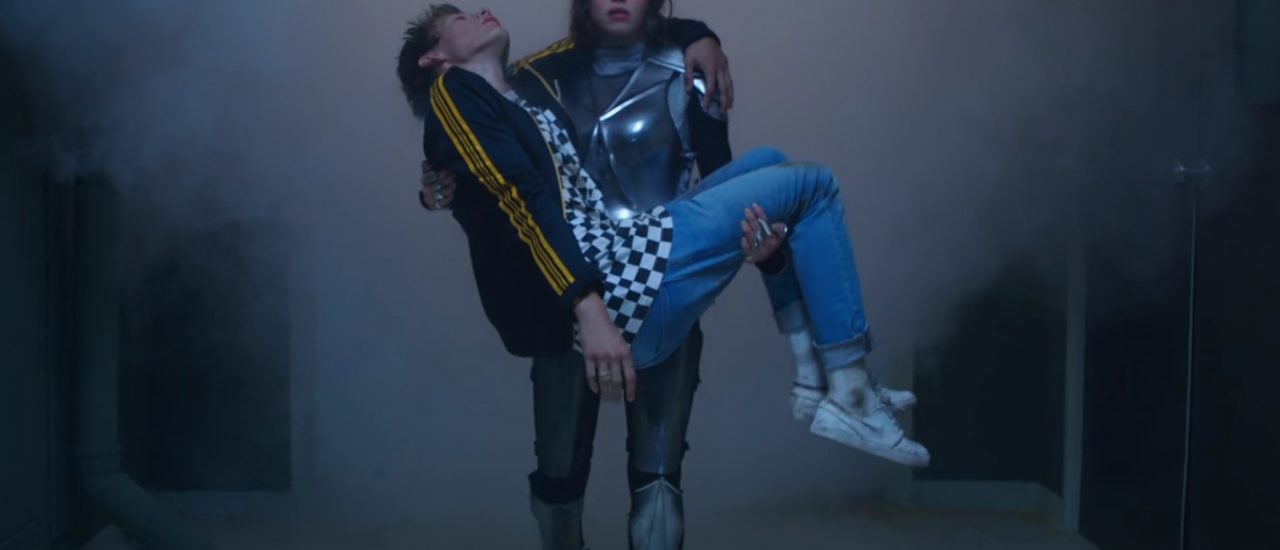 Musikvideo mit Happy End: Im Video zu Becks „Up All Night“ rettet eine Superheldin einen kollabierten jungen Mann von einer Party. Foto: Screenshot | youtube.com
