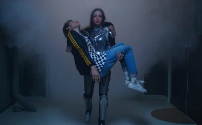 Musikvideo mit Happy End: Im Video zu Becks „Up All Night“ rettet eine Superheldin einen kollabierten jungen Mann von einer Party. Foto: Screenshot | youtube.com