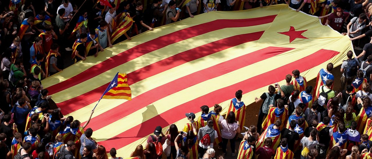 In Katalonien wird am Sonntag über die Unabhängigkeit abgestimmt, dabei ist das Referendum immer noch umstritten. Foto: Pau Barrena | AFP
