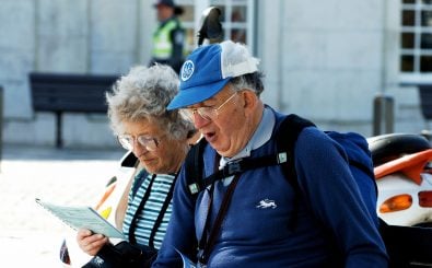 Wer sich mit Lesen, Reisen und Wandern fit hält, vermindert zumindest das Risiko, an Demenz zu erkranken. Foto: Old tourist couple | CC BY 2.0 | Pedro Ribeiro Simões / flickr.com