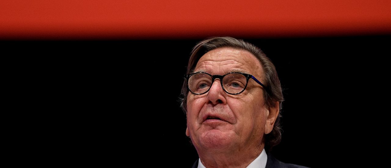 Gerhard Schröder hat in seiner Üebrsetzerin neue Liebe gefunden. Foto: Sascha Schuermann | AFP