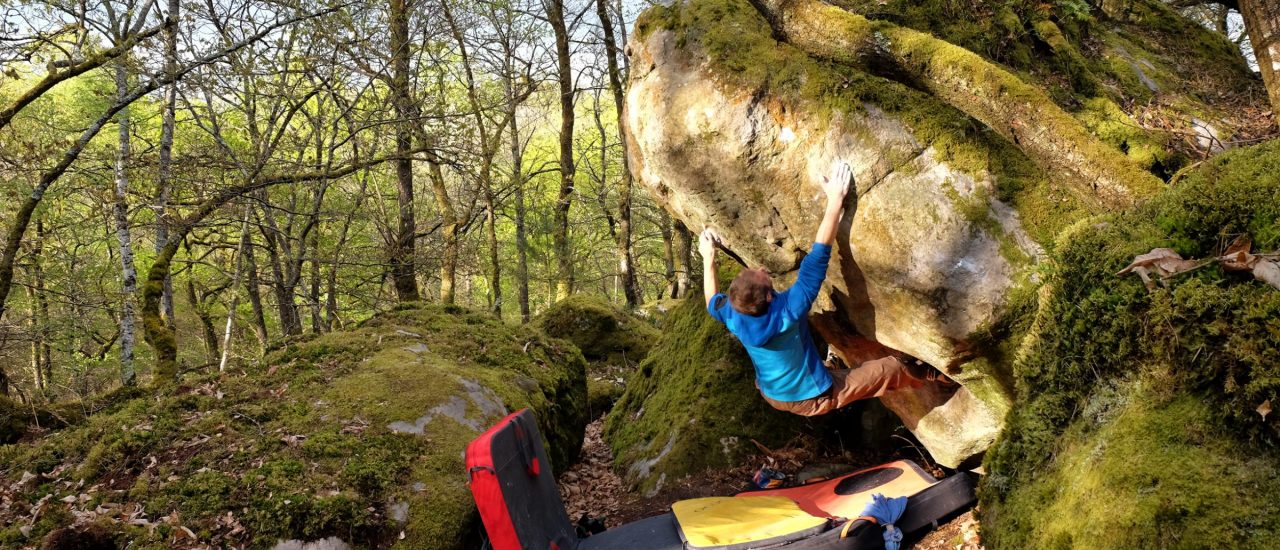 Vor 14 Jahren hat Autor Steffen Kern seine Leidenschaft fürs Bouldern entdeckt. Hier klettert er im Wald von Fontainebleau in Frankreich.