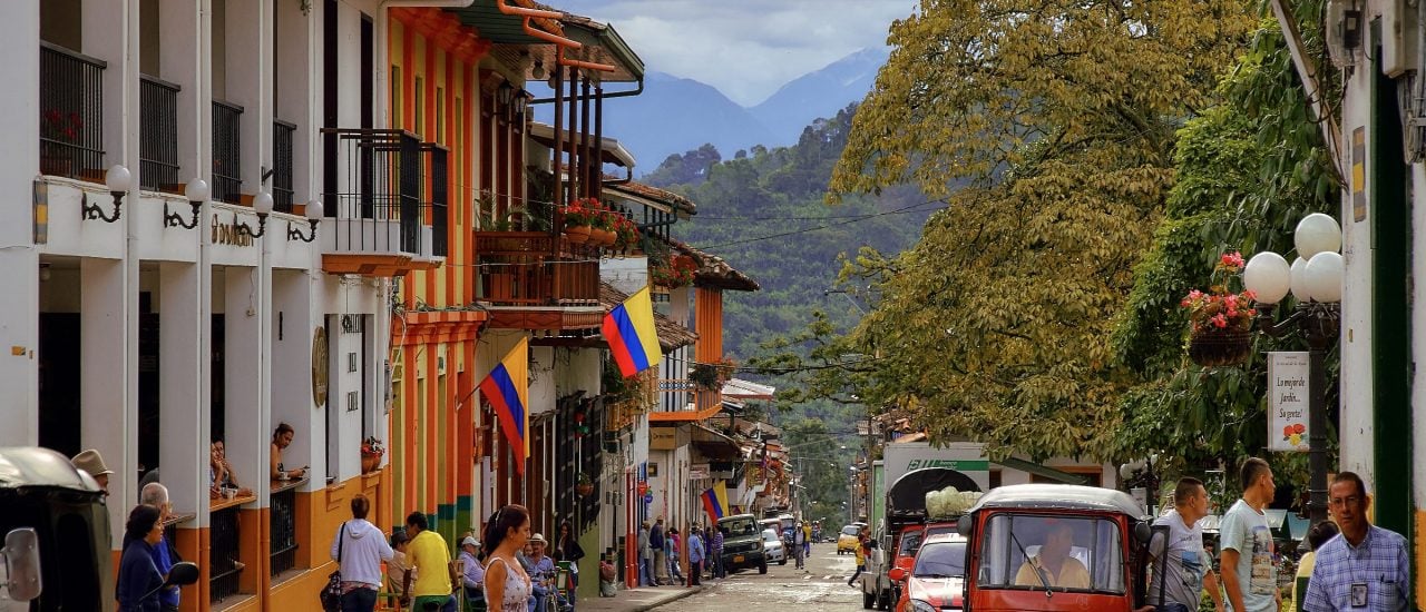 Eine Kleinstadt in Kolumbien. Die Parteigründung der FARC könnte ein weiterer Schritt in Richtung Frieden für das südamerikanische Land sein. Foto: CC BY-SA 2.0 | Pedro Szekely / flickr.com