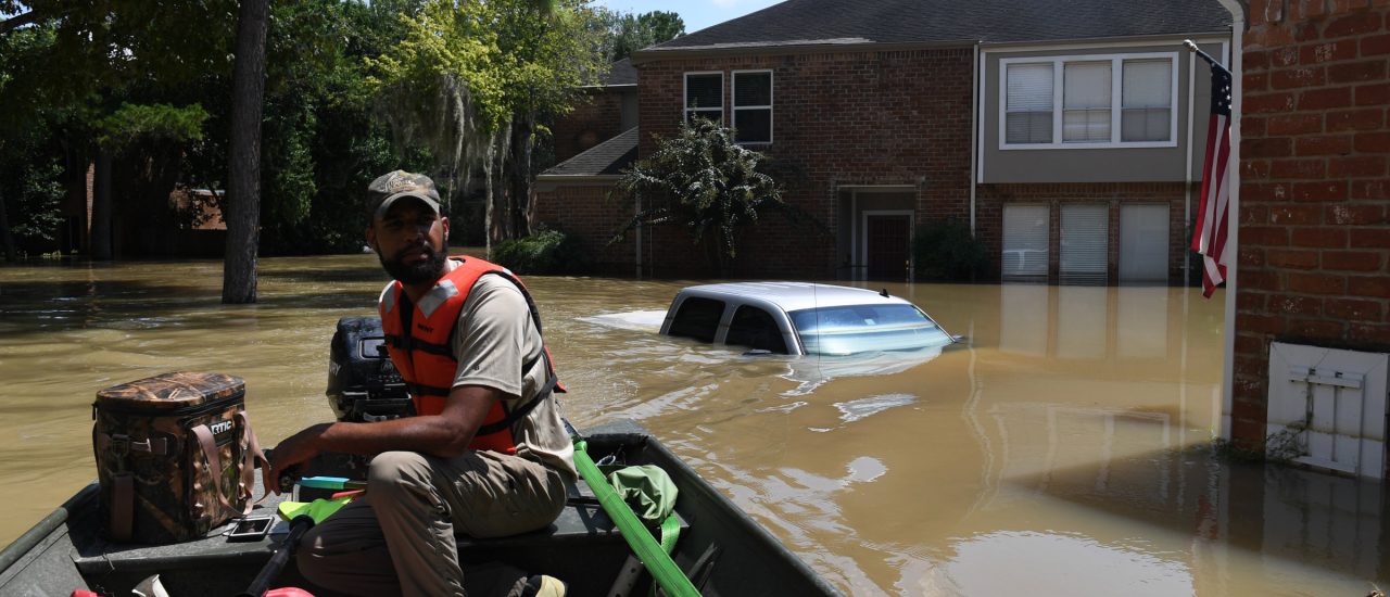 Ein freiwilliger Helfer in den überfluteten Straßen von Houston. Foto: Mark Ralston | AFP