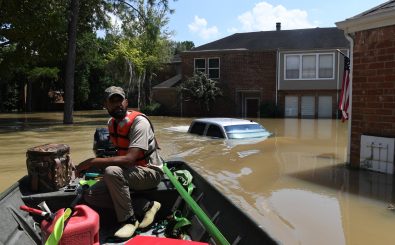 Ein freiwilliger Helfer in den überfluteten Straßen von Houston. Foto: Mark Ralston | AFP