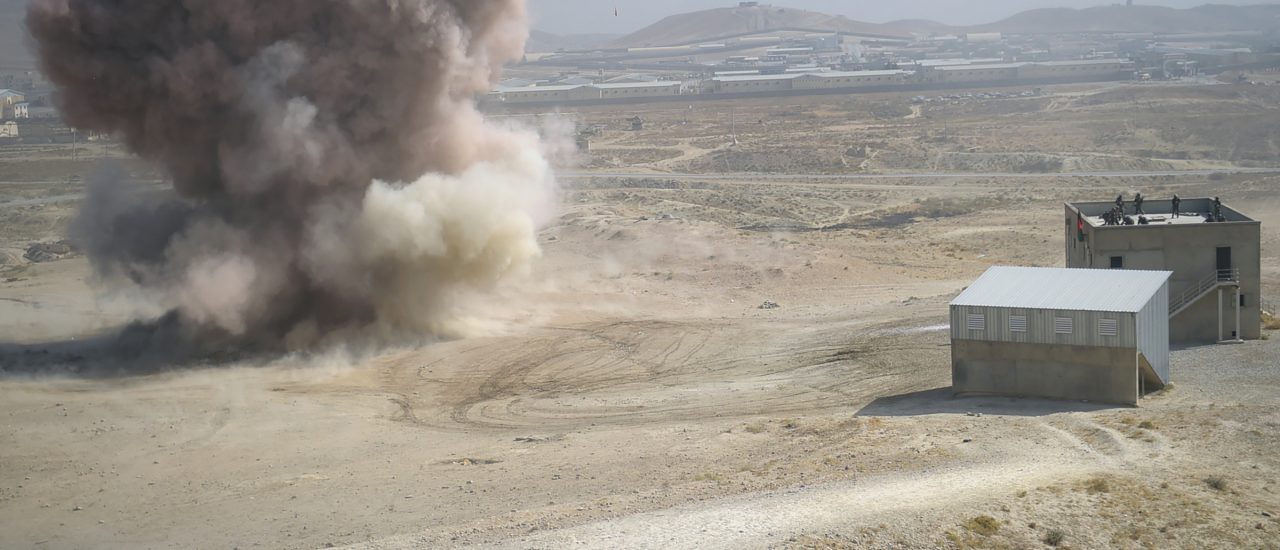 Eine Explosion bei einer Militärübung der Afghan National Army in Kabul. Foto: Shah Marai | AFP