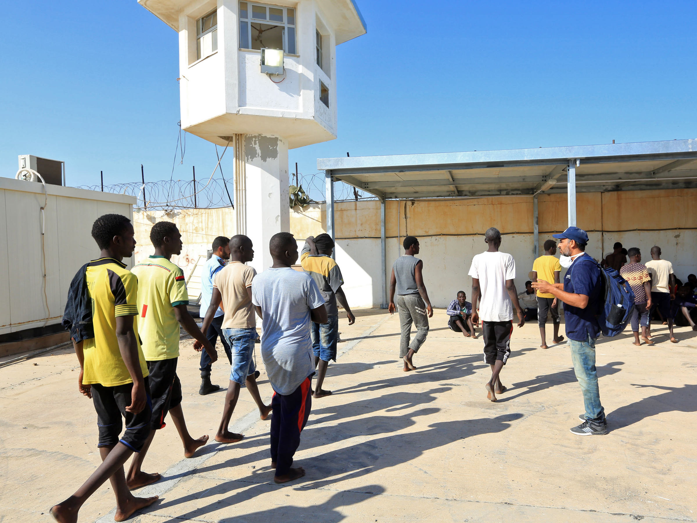 Wer nicht fragt, bleibt dumm | Flüchtlingslager in Libyen – 2400 x 1800