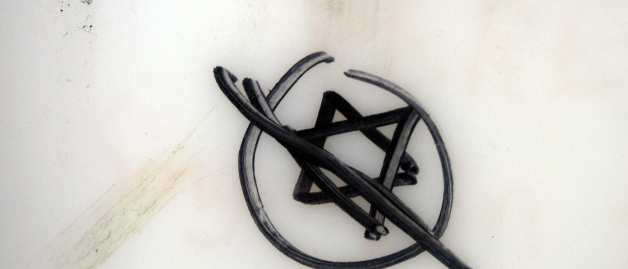 Antisemitismus kann sich in Schmierereien, verbalen oder gar körperlichen Angriffen zeigen. Foto: Anti-Semitism CC BY-SA 2.0 | Quinn Dombrowski / flickr.com