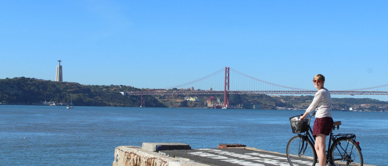 Über die berühmte rote Brücke kann man leider nicht radeln. Dafür aber am Ufer entlang mit grandioser Sicht. Foto: Eva Morlang