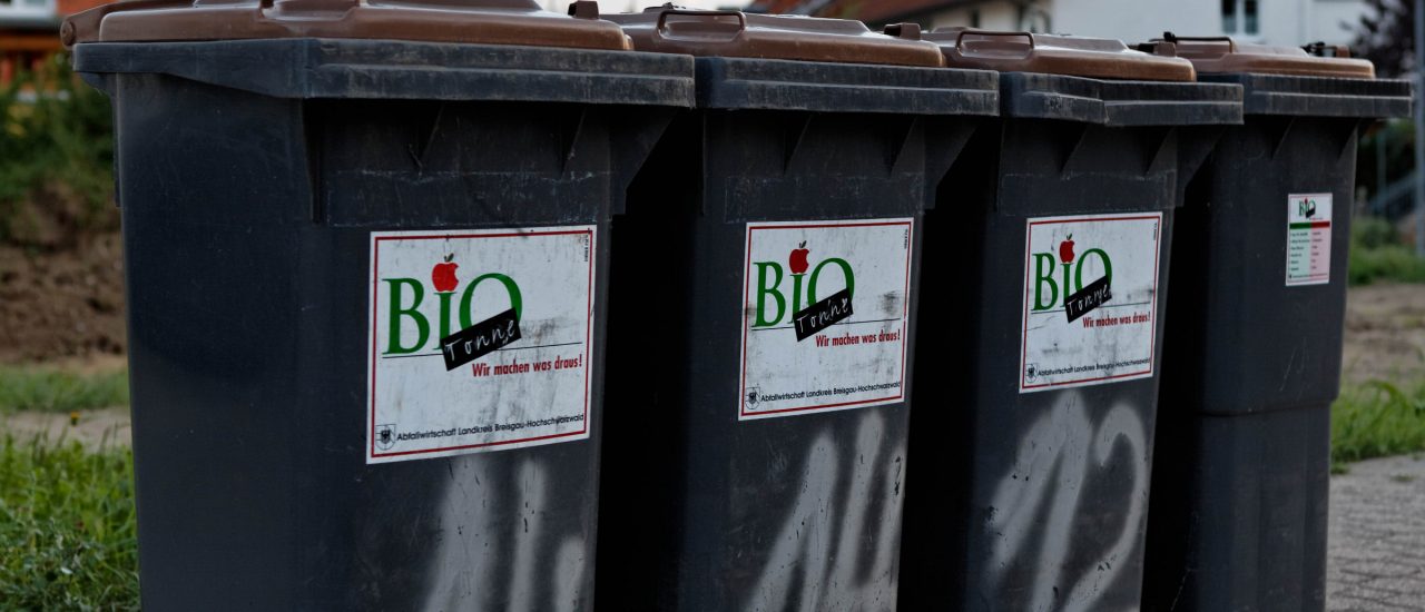 Mülltonnen mit Gewichtsproblem? In Augsburg sorgen aufplatzende Biotonnen für Streit. Foto: Biotonne CC BY-ND 2.0 | Martin Wölfle / flickr.com