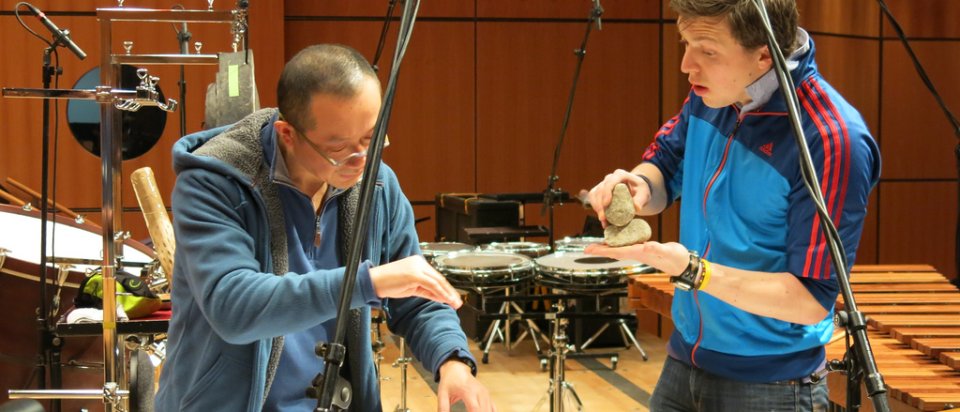 Steine als Percussion-Instrument – Komponist Tan Dun und Schlagzeuger Martin Grubinger bei der Arbeit. Foto: tandun.com