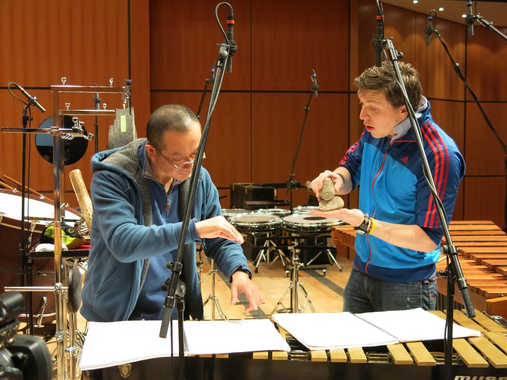 Steine als Percussion-Instrument – Komponist Tan Dun und Schlagzeuger Martin Grubinger bei der Arbeit. Foto: tandun.com