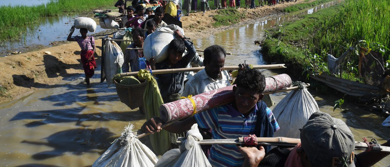 Rohingya auf der Flucht in Bangladesch. Sie sind die weltweit größte Gurppe staatenloser Menschen. Foto: Dibyangshu Sarkar / AFP 