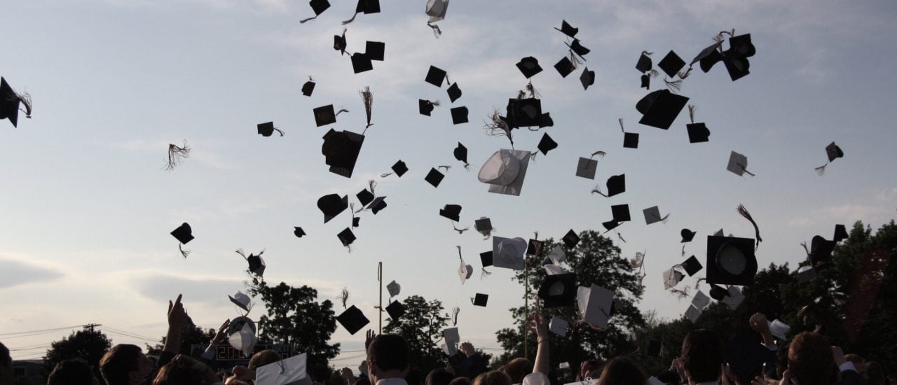 Das Hochwerfen der Doktorhüte steht oft symbolisch für den akademischen Abschluss. Foto: goodbye CC BY-SA 2.0 | Jessie Jacobson / flickr.com