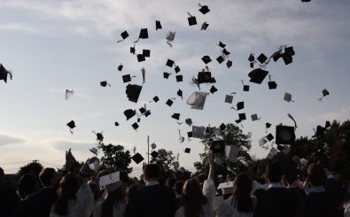 Das Hochwerfen der Doktorhüte steht oft symbolisch für den akademischen Abschluss. Foto: goodbye CC BY-SA 2.0 | Jessie Jacobson / flickr.com