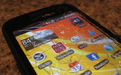Über 50 Prozent aller registrierten Smartphone-Schäden sind kaputte Displays. Die Reparatur kostet dabei im Schnitt über 300 Euro. Es geht aber auch günstiger. Foto: Droid Eris meets pavement | CC by 2.0 | Robert Nelson / Flickr.com