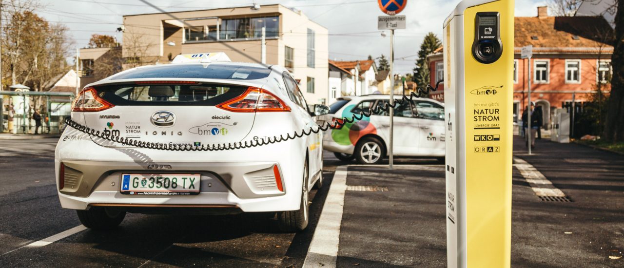 Die EU sieht Elektroautos als wirksames Mittel gegen den Klimawandel – liegen sie damit falsch? Foto: tim Eröffnung Schillerplatz Oktober 2017 | Emanuel Droneberger / flickr.com / CC BY 2.0