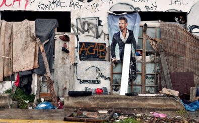 Auch das ist Europa: ein verlassenes Haus in einem Vorort Athens wird von obdachlosen Menschen als Unterschlupf genutzt. Foto: Louisa Gouliamaki | AFP