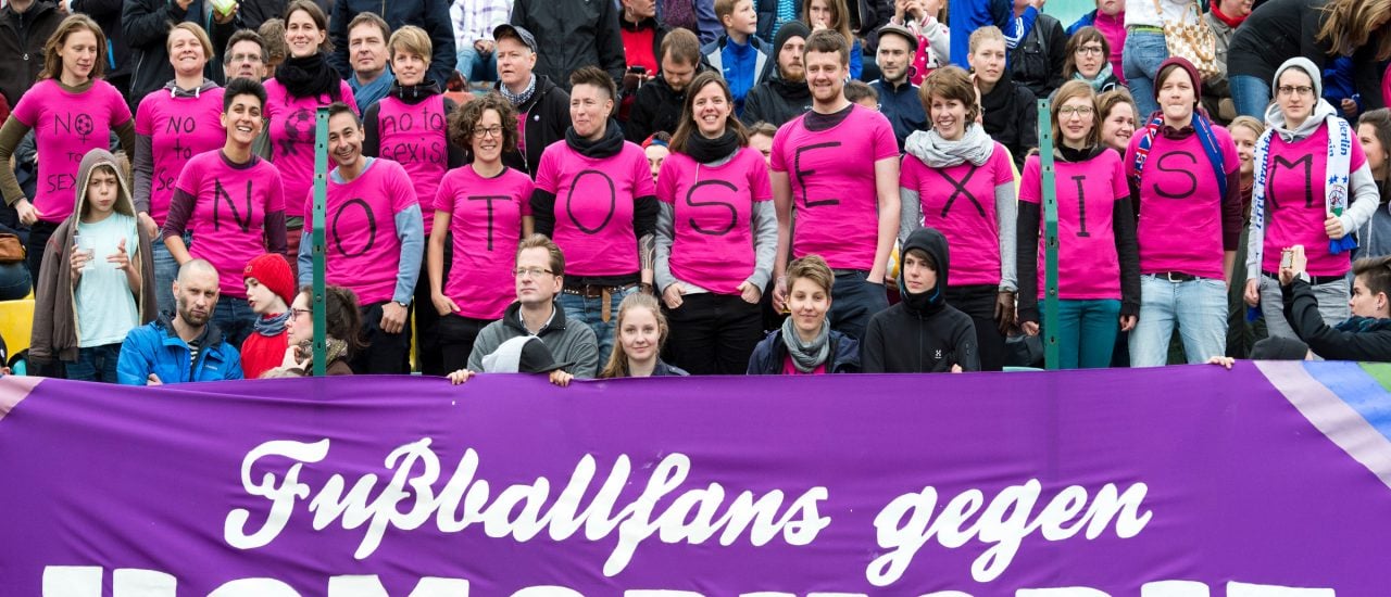 Fans und Aktivisten setzen sich für mehr Toleranz und Akzeptanz im Fußball ein. Foto: MacDougall | AFP