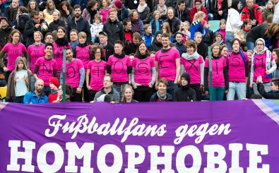 Fans und Aktivisten setzen sich für mehr Toleranz und Akzeptanz im Fußball ein. Foto: MacDougall | AFP