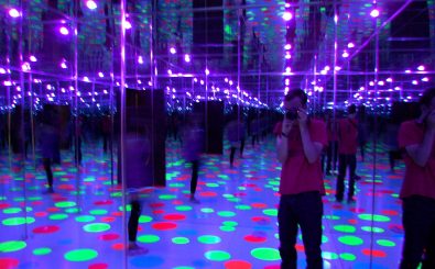 Selfie im „Infinity Dots Mirrored Room“. Eine besonders instagrammige Installation des Künstlers Yayoi Kusama. Foto: Yayoi Kusama, Infinity Dots Mirrored Room, 1996 CC BY-SA 2.0 | Andrew Russeth / flickr.com