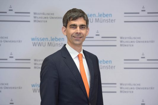 Joachim Englisch - ist Lehrstuhlinhaber am Institut für Steuerrecht an der Universität Münster.