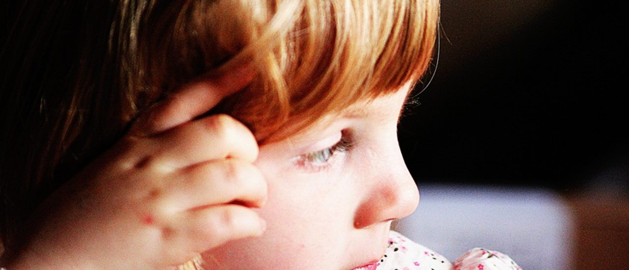Kindesmisshandlungen sind in Deutschland ein größeres Problem, als viele vermuten. Foto: Nachdenkliches Kind | Katja / flickr.com / CC BY-ND 2.0