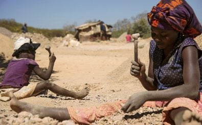 Eine Frau und ein Kind zerkleinern Gestein, welches aus einer Kobaltmine bei Lubumbashi extrahiert wurde. Foto: Junior Kannah | AFP