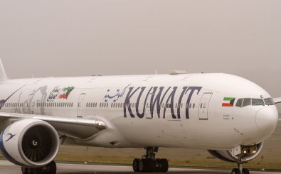 Ein Flugzeug der Kuwait Airways hat einen israelischen Studenten stehen lassen. Foto: 9K-AOE Kuwait Airways Boeing 777-369(ER) coming in from Kuwait (KWI) @ Frankfurt Rhein-Main International (FRA) / 15.10.2017 CC BY-SA 2.0 | Oliver Holzbauer / flickr.com
