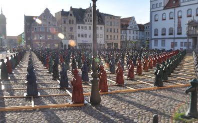 Zeitweise mit 800 Luther-Figuren besetzt: der Wittenberger Marktplatz. Foto: Martin Luther Figuren / Credits: CC BY 2.0 | Marcus Meissner / flickr.com