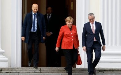 Die Bundeskanzlerin verlässt das Schloss Bellevue nach ihrem Treffen mit dem Bundespräsidenten zum Scheitern der Sondierungen. Foto: Odd Anderesen | AFP