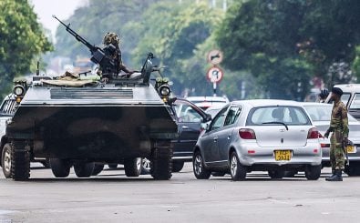 Das simbabwische Militär regelt demonstrativ von einem Panzer aus den Verkehr in der Hauptstadt Harare. Foto AFP | AFP