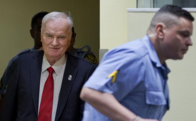 Ex-General Ratko Mladić bei der Urteilsverkündung in Den Haag. Foto: Peter Dejong | AFP
