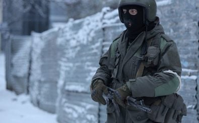 Ein bewaffneter Soldat in Uniform ohne Hoheitsabzeichen in Luhansk. Foto: Aleksey Filippov | AFP