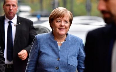 Die Bundeskanzlerin auf dem Weg zu den Sondierungsgesprächen. Foto: Tobias Schwarz | AFP
