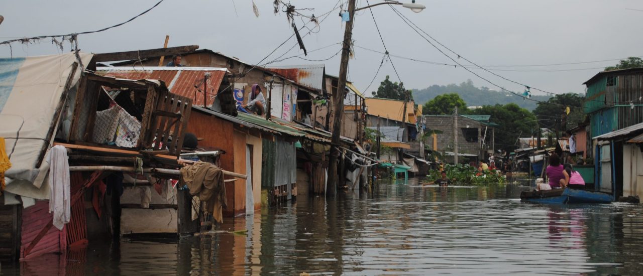 Ein Slum in der Nähe von Manila nach einer Überschwemmung 2012. Foto: Philippines Flooding / Arlynn Aquino EU/ECHO CC BY-SA 2.0 | Arlynn Aquino EU/ECHO / flickr.com